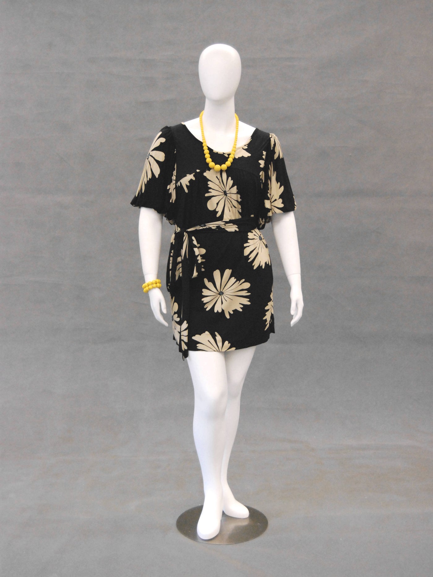 Plus-Size Headless Female Mannequin: Glossy White
